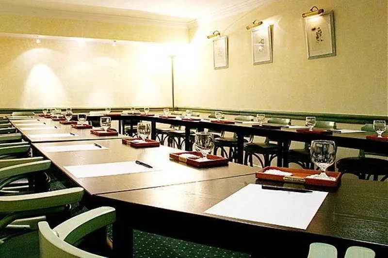 Pavillon Courcelles Parc Monceau מלון דירות 3*