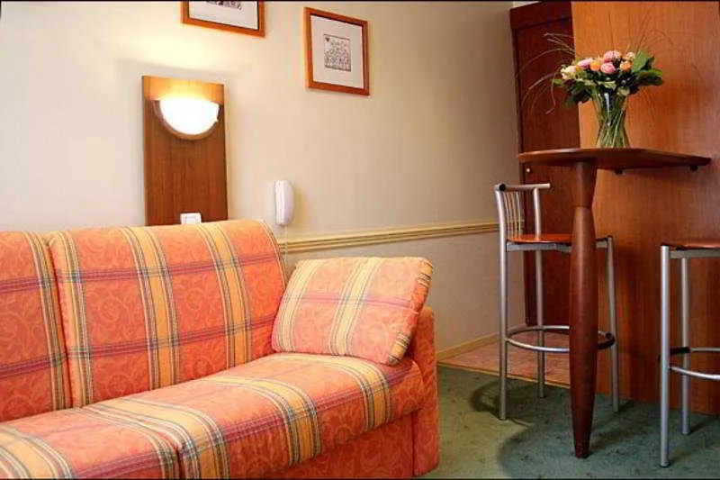 מלון דירות Pavillon Courcelles Parc Monceau 3*